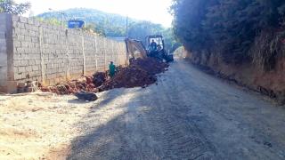 No Recanto da Montanha, no  bairro do Menin, estão sendo implantados tubos para captação de águas pluviais