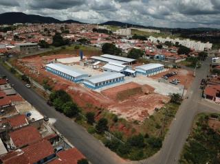 Segue em avanço as obras de construção de escola no bairro Henedina Cortez (1)