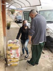 Entrega cestas básicas para os idosos