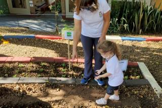 11.05.2021 Prefeitura revitaliza canteiros para a implementação do Projeto Horta Escolar Cultivando Saberes 2