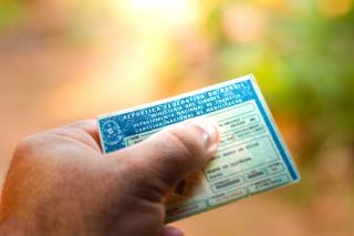 28-de-agosto-de-2019-brasil-homem-segurando-o-documento-carteira-nacional-de-habilitacao-cnh-uma-carteira-de-motorista-atesta-a-capacidade-do-cidadao-de-dirigir-veiculos-terrestres_68852-58