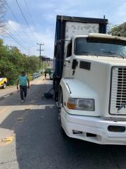 Motoristas devem evitar ponte da Rua Antônio Sabella - caminhão quebrado no local
