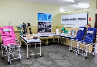 Foto_1_Entrega_de_órteses_e_cadeiras_de_banho_17-12-2020
