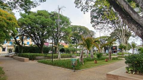 Feira do Artesanato valoriza talentos locais e movimenta a Praça Central durante as Festividades Natalinas
