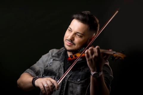 Violinista Fá Bueno encanta o público na Vila Noel com apresentações natalinas