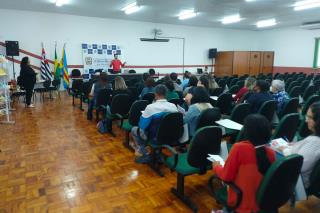 20.04.2022 Profissionais da educação recebem treinamento para uso do sistema de monitoramento das escolas municipai
