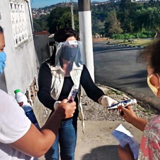 Entrega de máscara, álcool e água sanitária para as famílias das crianças e adolescentes SCFV