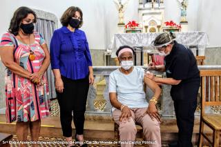 21.01.2021 No Lar São Vicente de Paulo (Jardim Público), a primeira idosa a receber foi a Srª Elvira Aparecida Estevam de Godoy, 84 anos