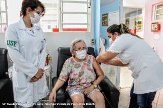21.01.2021 Na Vila São Vicente de Paulo (Vila Bianchi), a Srª Eva de Fátima Pain, 65 anos foi a primeira vacinada (1)