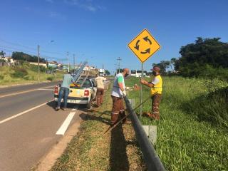 22.02.2021 Colocação de placas e sinalização de solo na rotatória da rua Rinzo Aoki 2