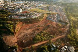 24.05.2021 Prefeitura realiza limpeza de terreno no Bragança F2 (6)