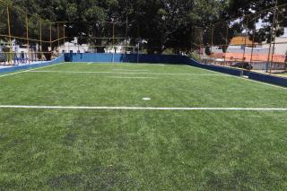 Ciles da Vila Aparecida ganha gramado sintético em quadra poliesportiva 