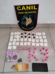 Grupo de Operações com cães da GCM apreende drogas e detém jovem no Bairro Uberaba
