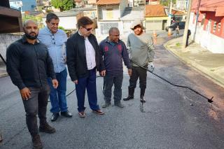 06.06.2022 Prefeito visita obra de recapeamento asfáltico na Rua Renilde Brisa Romano, no bairro Planejada I (1)