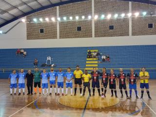 Futsal Educação (azul) x Mobilidade Urbana (vermelho e preto)