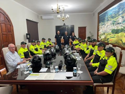 Agentes de trânsito recebem novos uniformes e capacetes