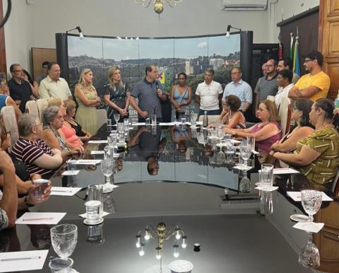 Aposentados e pensionistas são recebidos na Prefeitura para reunião sobre vale-alimentação