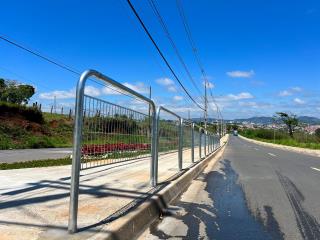 Colocação gradil ciclovia Atílio Menin 01
