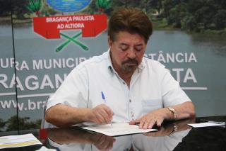 Prefeito Prof. Amauri Sodré assina a escritura definitiva do Posto de Monta 01