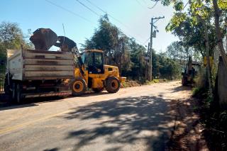 21.09.2023 Zeladoria Rural 2 faz manutenção na Estrada Ismael Leme Mourão no Bom Retiro 02