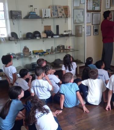 Alunos da Escola Iluminare exploram história local em visita ao Museu Municipal Oswaldo Russomano