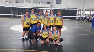 Equipe feminina de vôlei adaptado