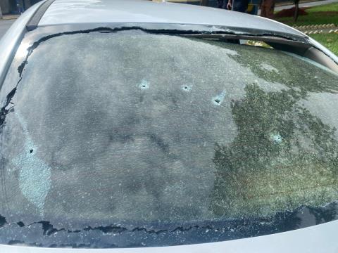 Veículo com marcas de disparos é encontrado abandonado no Jardim Recreio