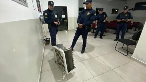 Três homens são presos em flagrante por furto em estabelecimento comercial
