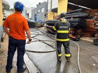 Defesa Civil ajudou a conter fogo em madeireira 01