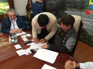Prefeitura assina contrato de parceria com terceiro setor para ampliação de projetos esportivos e paradesportivos no município (1)