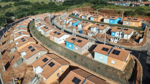 Famílias contempladas em conjunto habitacional participam da assinatura dos contratos nesta terça-feira, 26