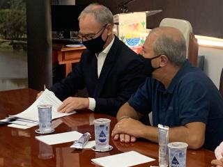 26.04.2022 Prefeitura assina convênio para benefício de cartão de crédito consignado aos servid (3)