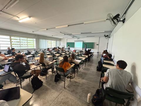 Centro Dia do Idoso da SEMADS apresenta equipamento a estudantes de Medicina da Universidade São Francisco