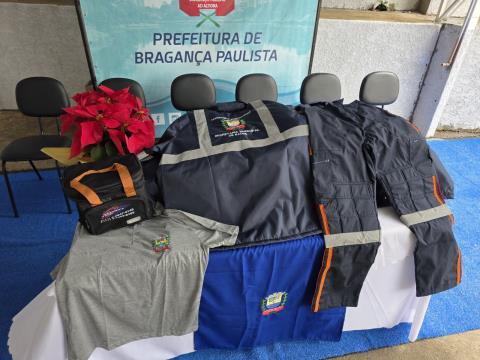 Administração entrega novas jaquetas aos motoristas do Programa de Transporte Agendado