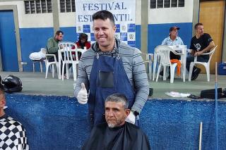 “Acolhendo com Carinho” – Moradores em situação de rua recebem corte de cabel (1)