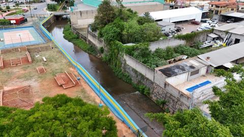Bragança Paulista amplia ações preventivas com limpeza de ribeirões dentro do programa “De Olho na Chuva”