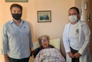 Primeiros idosos recebem a vacina (1)