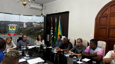 Reunião define primeiros passos para viabilizar desfiles de carnavais em 2027