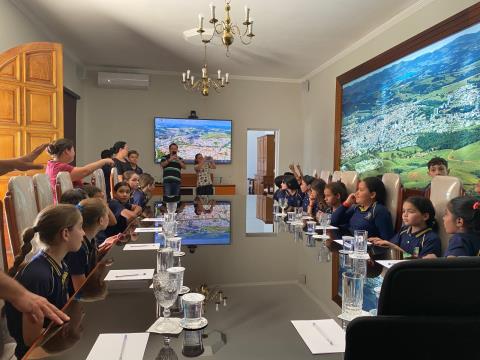 Bragança Paulista retoma atividades do Programa Turismo na Escola com visita de alunos ao Paço Municipal e ao Centro Cultural Prefeito Jesus Chedid