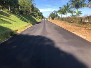 Aplicação de pavimentação da estrada municipal Narciso Furtado de Almeida, bairro Varginha