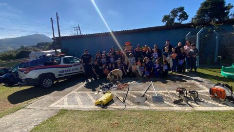 Alunos da zona rural participam de atividade educativa com Defesa Civil e Canil da GCM 01