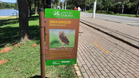 Parques urbanos passam a contar com novas placas educativas sobre fauna e conservação ambiental