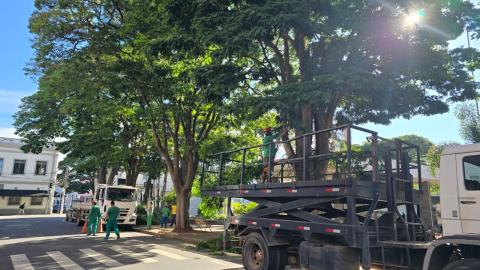 Força-tarefa de zeladoria realiza grande manutenção no Centro