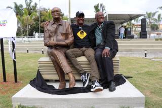02.05.2022 Estátua em homenagem ao poeta bragantino Oswaldo de Camargo é inaugurada na Praça da Poesia