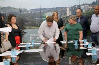 11.08.2023 Assinatura de Termo de doação de terreno para Quatro Industria - Dora Tarsito de Souza - Mobili (2)