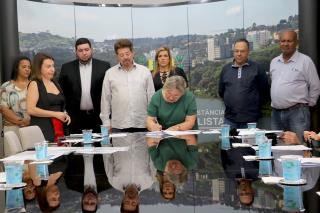 11.08.2023 Assinatura de Termo de doação de terreno para Quatro Industria - Dora Tarsito de Souza - Mobili (3)