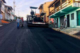 06.06.2022 Prefeito visita obra de recapeamento asfáltico na Rua Renilde Brisa Romano, no bairro Planejada I (2)