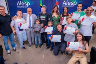 Todos os campeões da premiação com Presidente e Vice-Presidente da Federação