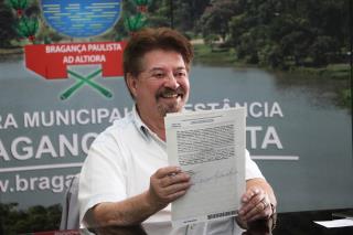 Prefeito Prof. Amauri Sodré assina a escritura definitiva do Posto de Monta 02