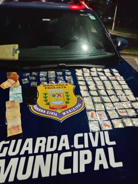 Guarda Civil Municipal apreende drogas durante atendimento de ocorrência de perturbação do sossego em Bragança Paulista